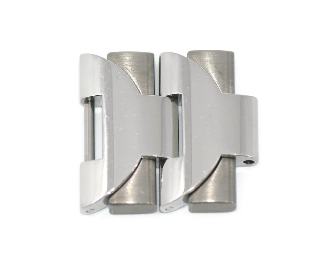 Panerai Authentic Titanium Stainless Steel Band Links 20mm Set of 2: Panerai Authentic Titanium Stainless Steel Band Links 20mm Set of 2 Enhance your Panerai watch with these authentic stainless steel and titanium band links. Designed with a width of 20mm, these pre-ow