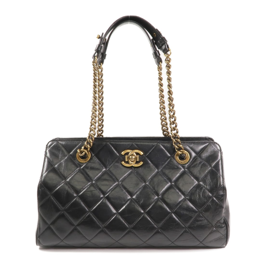 CHANEL Black Calfskin Leather Chain Shoulder Bag GHW: CHANEL Black Calfskin Leather Chain Shoulder Bag GHW Introducing the elegant CHANEL CC Chain Shoulder Bag, exquisitely crafted from premium black calfskin leather. This stylish shoulder bag features a