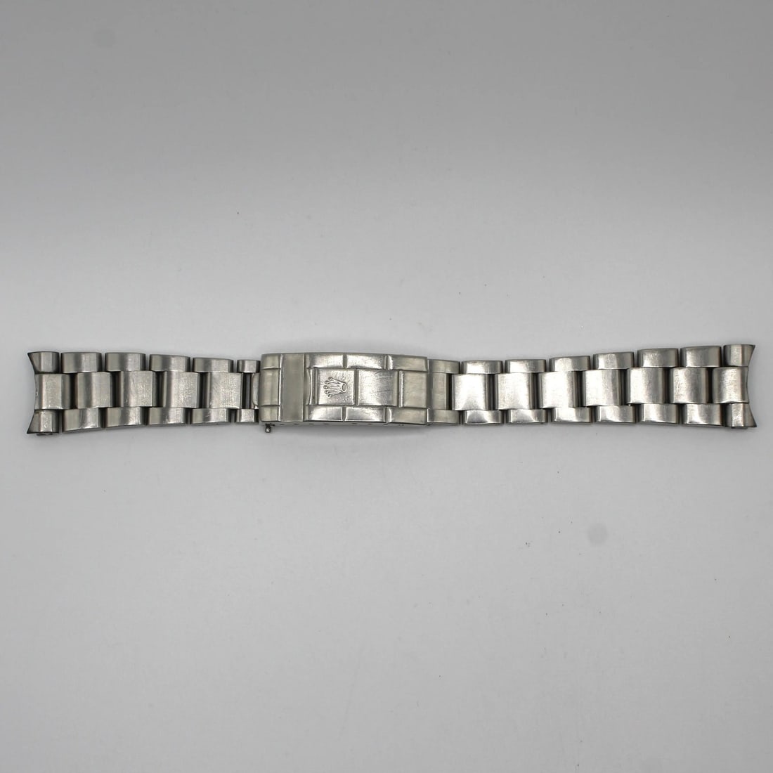 Rolex Oyster Submariner 93250 Stainless Steel Bracelet 20MM: Rolex Oyster Submariner 93250 Stainless Steel Bracelet 20MM Enhance your Rolex watch with this pre-owned Rolex Oyster Submariner bracelet, model 93250. Crafted from high-quality stainless steel, this