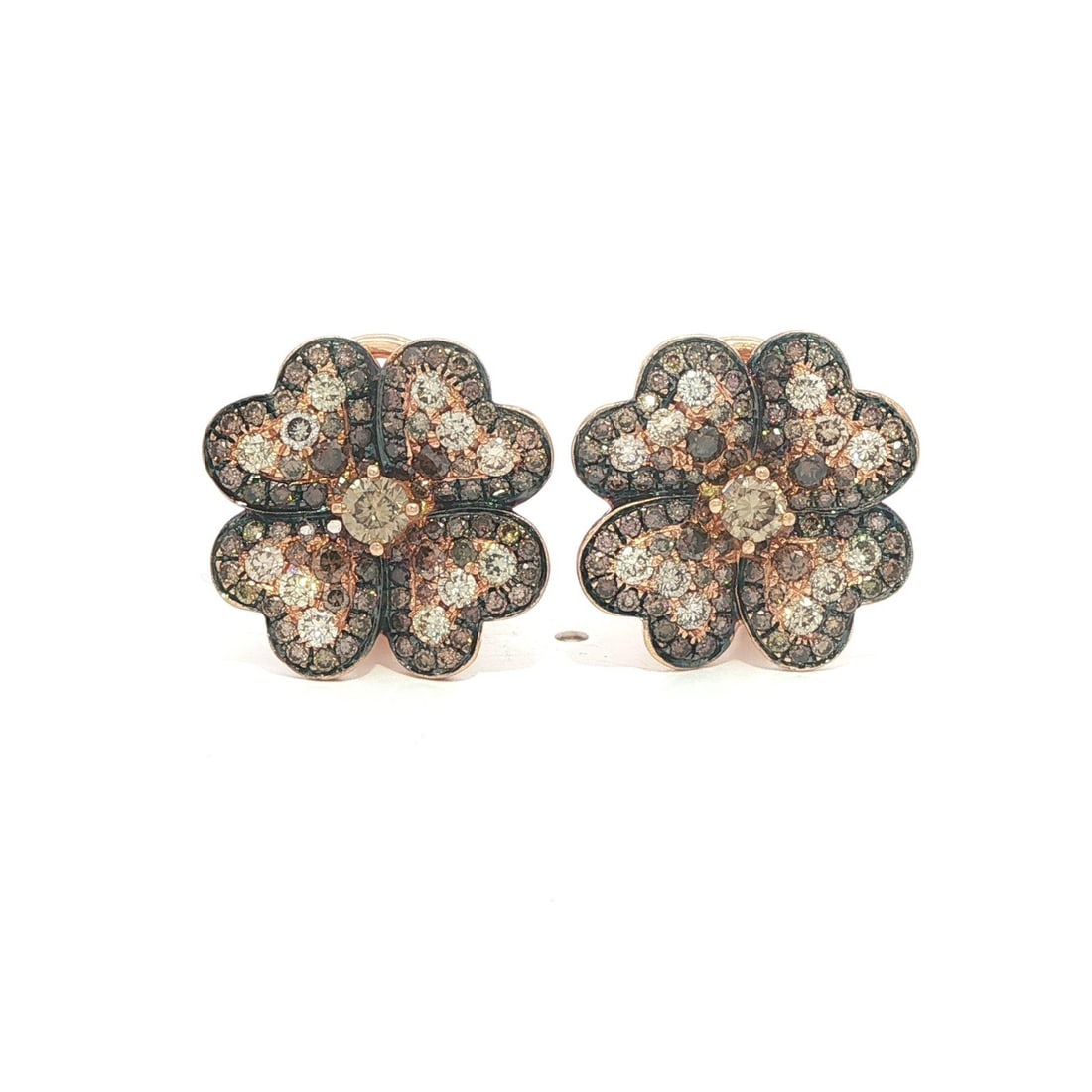 Champagne Diamond Four Leaf Clover Stud Earrings in 18k Rose Gold 1.16ctw: Champagne Diamond Four Leaf Clover Stud Earrings in 18k Rose Gold 1.16ctw These stud earrings are crafted from solid 18k rose gold with black rhodium plating and feature a four-leaf clover flower desi