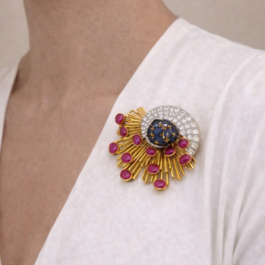 AGL Certified Retro Brooch with Sapphire Ruby Diamond in 18K Gold and Platinum: AGL Certified Retro Brooch with Sapphire Ruby Diamond in 18K Gold and Platinum This retro brooch is crafted from 18K yellow gold and platinum, featuring AGL certified Thai no-heat sapphires with an ap