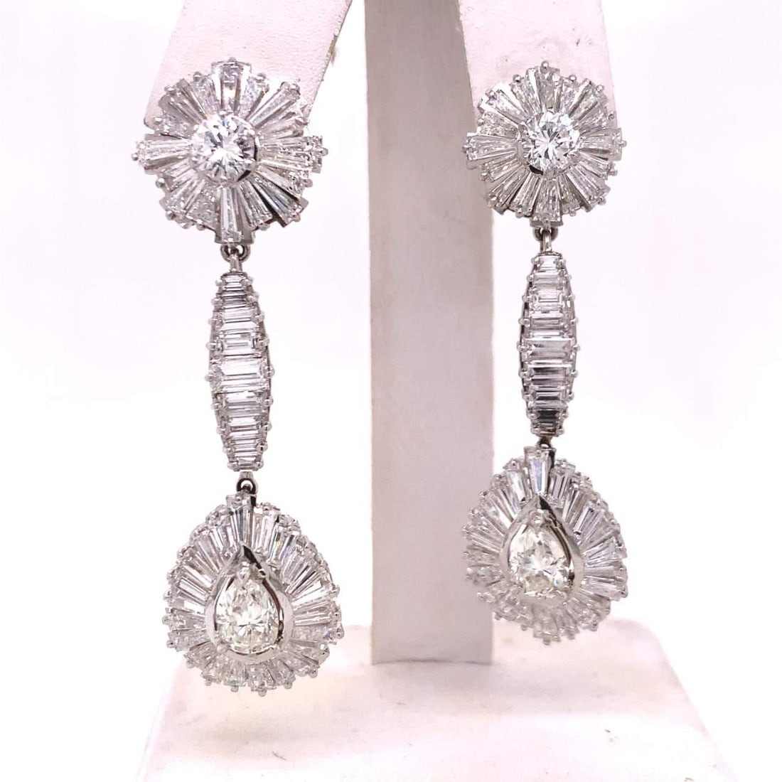 Stunning Platinum Diamond Chandelier Earrings 12.86 Ct E-G VVS-VS: Stunning Platinum Diamond Chandelier Earrings 12.86 Ct E-G VVS-VS These stunning platinum diamond chandelier earrings feature an impressive total weight of 12.86 Ct, showcasing exquisite craftsmanship