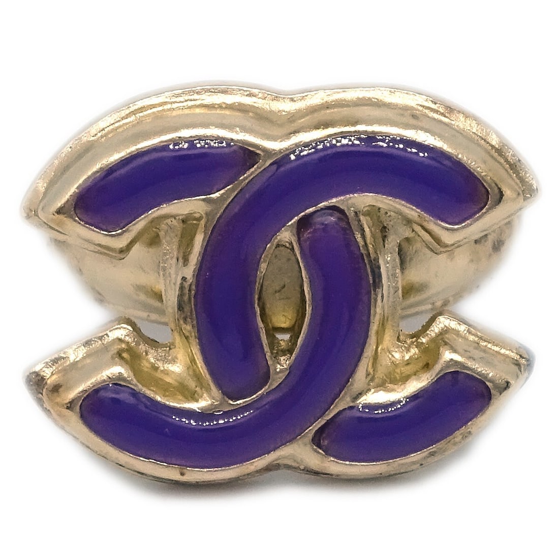 Chanel Vintage CC Ring Silver Plated Size 13: Chanel Vintage CC Ring Silver Plated Size 13 This exquisite Chanel CC Ring is a vintage piece, expertly crafted with a silver-plated finish. Designed in a classic ring style, it features the iconic Ch
