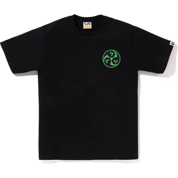 Limited Edition Mitsumodoe Crest Black Tee by Bape Japan Culture: Limited Edition Mitsumodoe Crest Black Tee by Bape Japan Culture This Bape Japan Culture Mitsumodoe Black Tee features the iconic Mitsumodoe crest, a symbol rooted in Japanese mythology, blending trad
