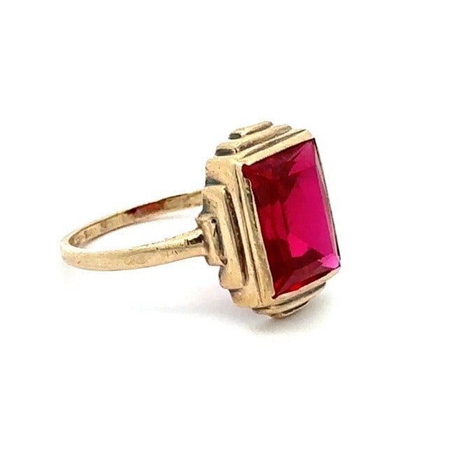 Vintage Retro 14k Yellow Gold Bezel Set Red Glass Cocktail Ring: Vintage Retro 14k Yellow Gold Bezel Set Red Glass Cocktail Ring This exquisite vintage retro cocktail ring is crafted from 14k yellow gold and showcases a stunning rectangular red glass stone. Ideal f