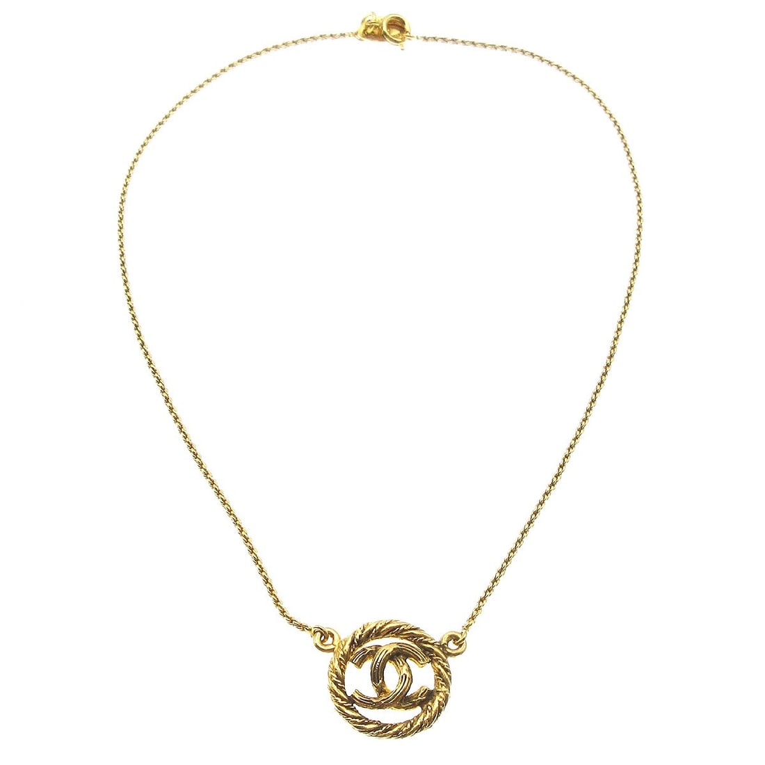 Chanel Gold Medallion Chain Pendant Necklace 3622: Chanel Gold Medallion Chain Pendant Necklace 3622 This stunning Chanel Medallion Chain Pendant Necklace features a beautiful medallion charm in a luxurious gold-tone finish. The pendant is designed in