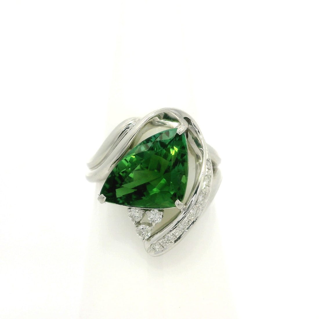 Platinum 4.07ctw Green Tourmaline Diamond Geometric Cocktail Ring: Platinum 4.07ctw Green Tourmaline Diamond Geometric Cocktail Ring This stunning cocktail ring features a captivating trillion-cut natural tourmaline in a vibrant green hue, weighing 3.92ct and measuri