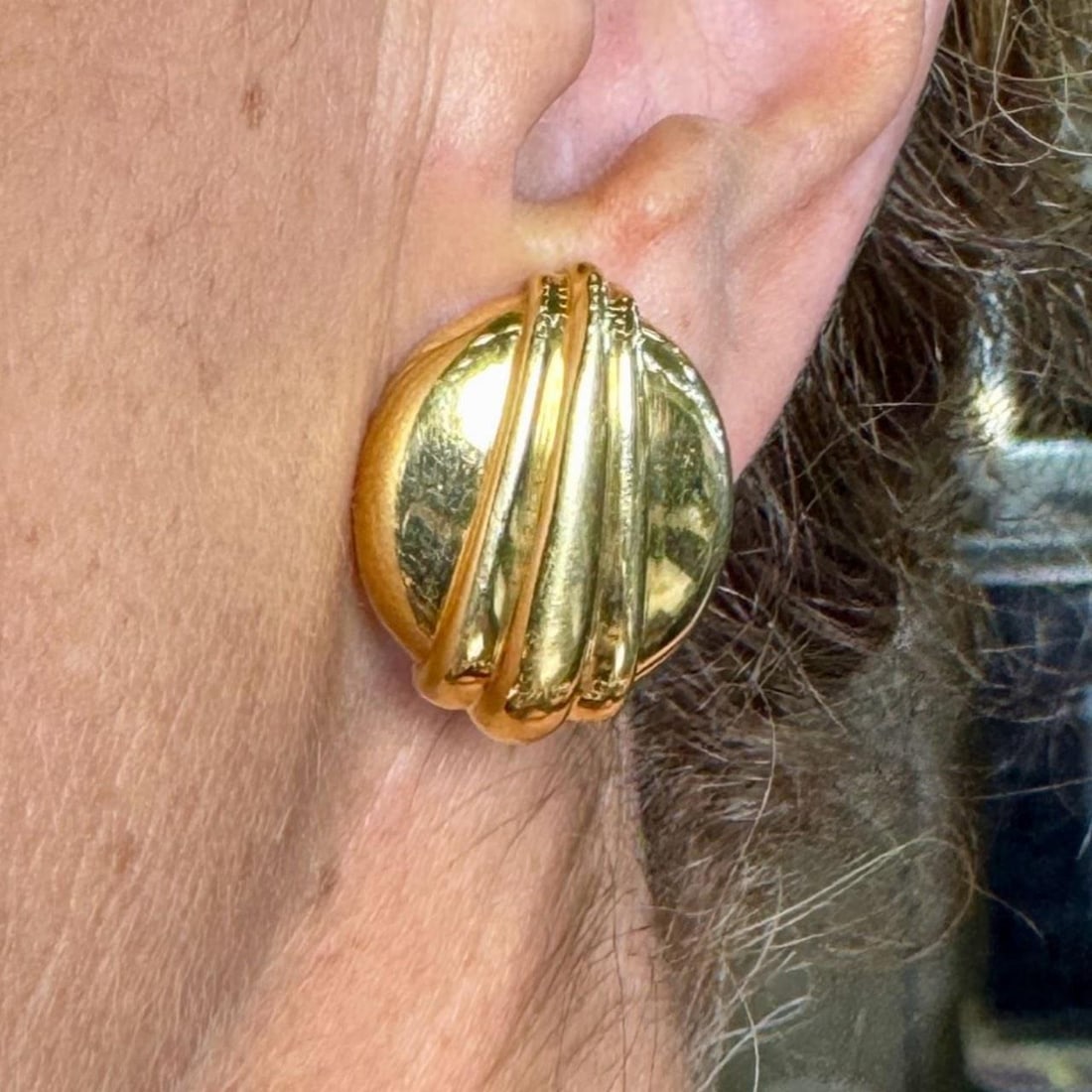 David Webb 18K Yellow Gold 1 Inch Earrings: David Webb 18K Yellow Gold 1 Inch Earrings These exquisite David Webb earrings are crafted from 18K yellow gold, showcasing a stunning design that reflects elegance and sophistication. Weighing 22.4 g