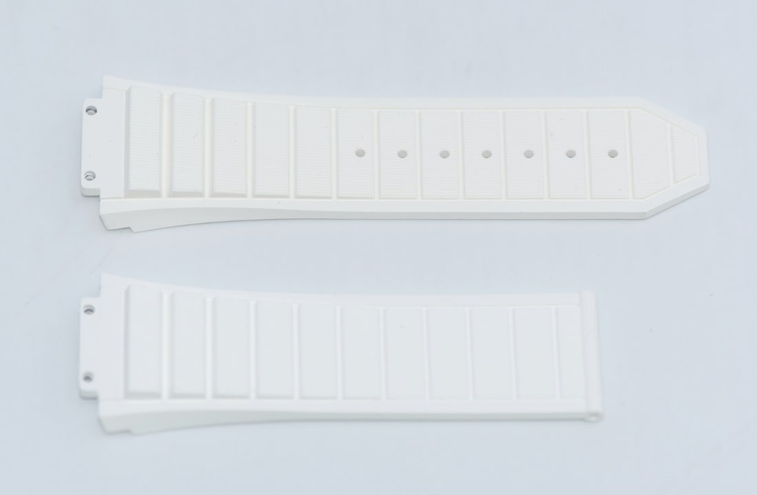 Hublot Authentic White Rubber Wristwatch Strap 29mm: Hublot Authentic White Rubber Wristwatch Strap 29mm This authentic Hublot white rubber strap is designed for wristwatches, featuring a width of 29mm at the lug end and 24mm at the buckle end. The stra