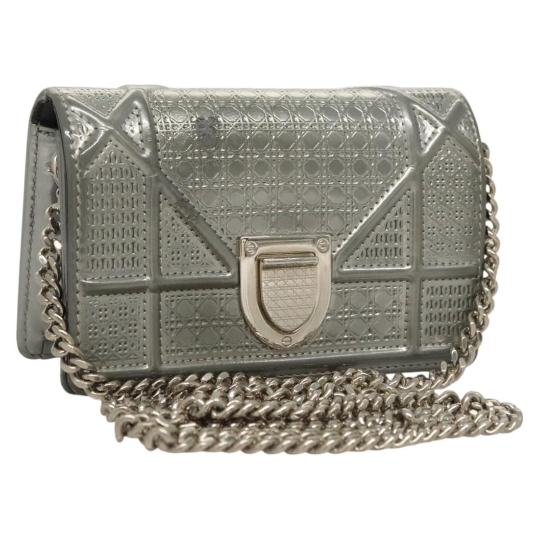 Christian Dior Diorama Patent Leather Wallet with Chain Silver: Christian Dior Diorama Patent Leather Wallet with Chain Silver This Christian Dior Diorama Wallet on Chain for women features a silver patent leather exterior with a shoulder strap and metal fittings.