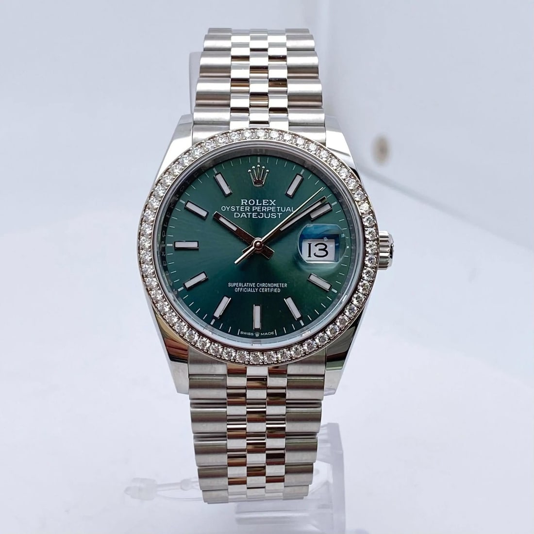 Unisex Rolex Datejust 36 Diamond Bezel Mint Green Dial Watch 126284RBR: Unisex Rolex Datejust 36 Diamond Bezel Mint Green Dial Watch 126284RBR This Rolex Datejust 36 unisex wristwatch features a mint green sunburst dial accented with stick indexes and diamond-set fixed be