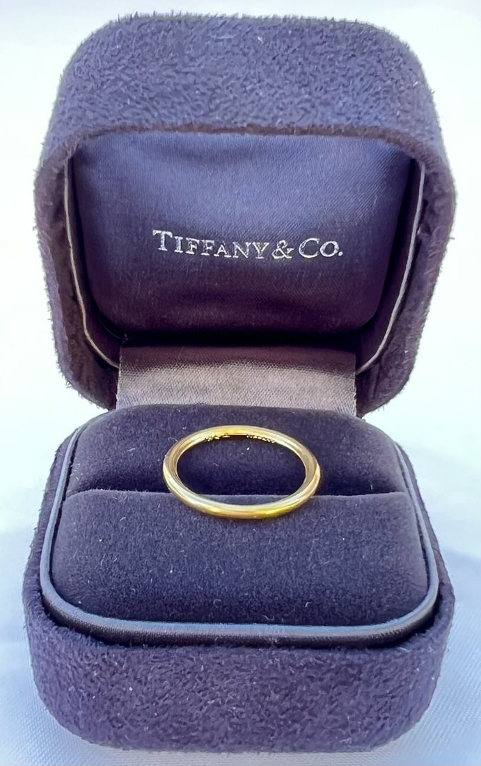 Tiffany & Co 18K Yellow Gold Ring Size 5 with Box: Tiffany & Co 18K Yellow Gold Ring Size 5 with Box This exquisite Tiffany & Co. ring is crafted from 18K yellow gold, showcasing exceptional detail and craftsmanship. With a ring size of 5, it features
