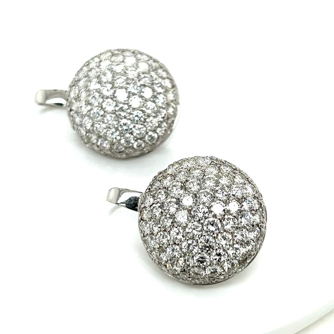 Elegant 18K White Gold 13.00 Ct Diamond Earrings with 170 Stones: Elegant 18K White Gold 13.00 Ct Diamond Earrings with 170 Stones Exquisite 18K White Gold earrings featuring a stunning total of 170 diamonds, with an impressive weight of approximately 13.00 carats.