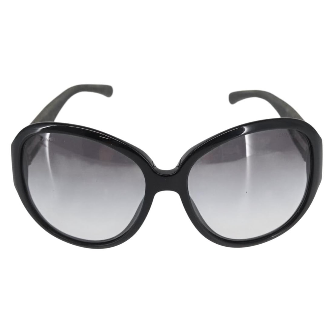 Black Plastic Chanel CC Logo Women's Sunglasses: Black Plastic Chanel CC Logo Women's Sunglasses Chanel Logo CC sunglasses crafted from black plastic, designed for women. Features the iconic CC logo and metal fittings. Please note there is some surf