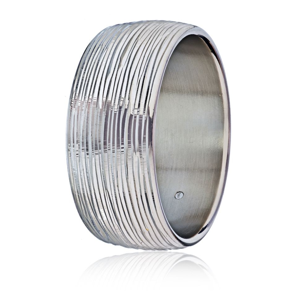 Elegant 14K White Gold Bangle Bracelet 43.4g: Elegant 14K White Gold Bangle Bracelet 43.4g This elegant bangle bracelet is crafted from 14K white gold, showcasing a sleek and timeless design. Weighing 43.4 grams, this pre-owned piece is perfect f