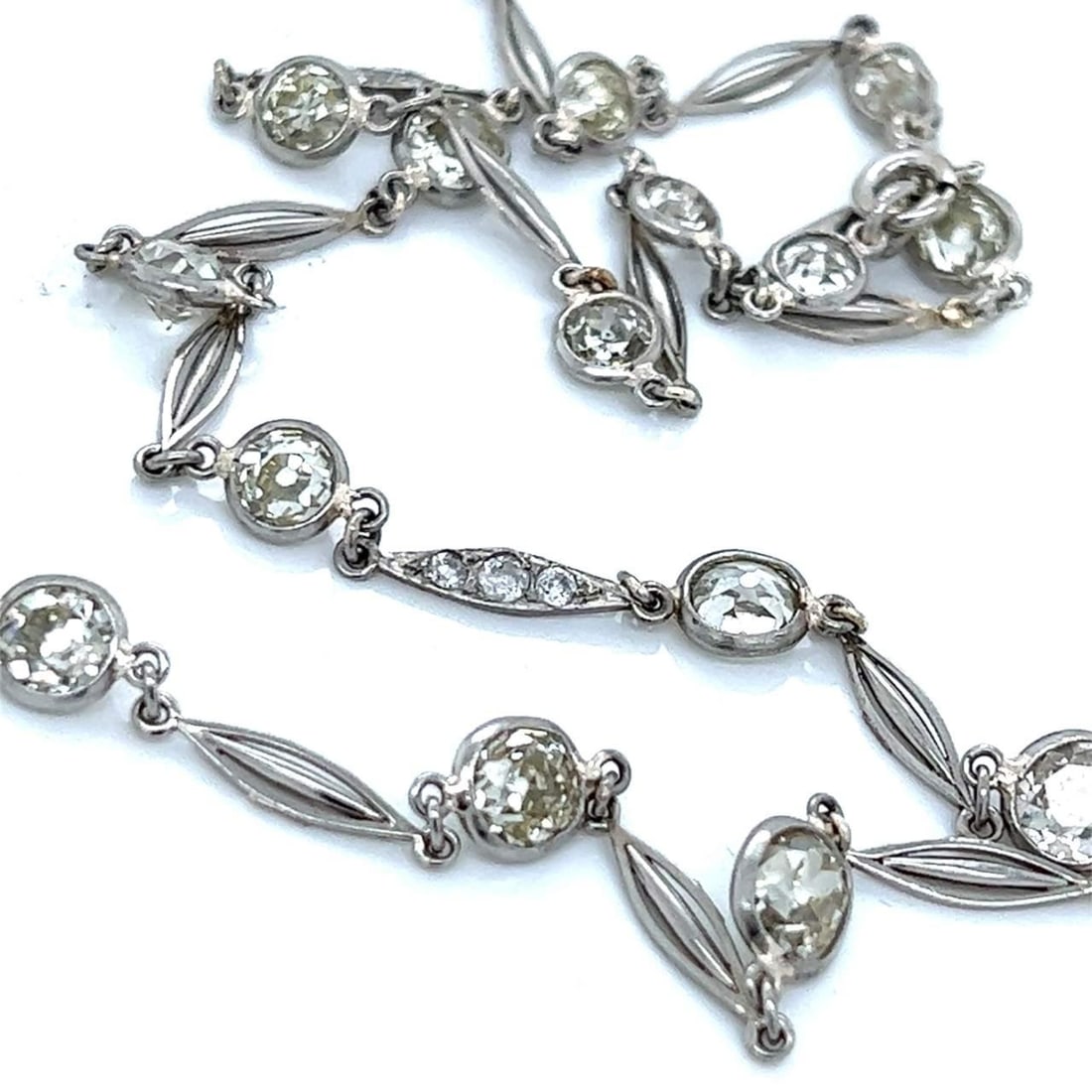 Art Deco Platinum Necklace 11.85 Ct Diamonds 20 Inches: Art Deco Platinum Necklace 11.85 Ct Diamonds 20 Inches This exquisite Art Deco necklace features a stunning design crafted in platinum, adorned with a total of 21 diamonds that weigh approximately 11.