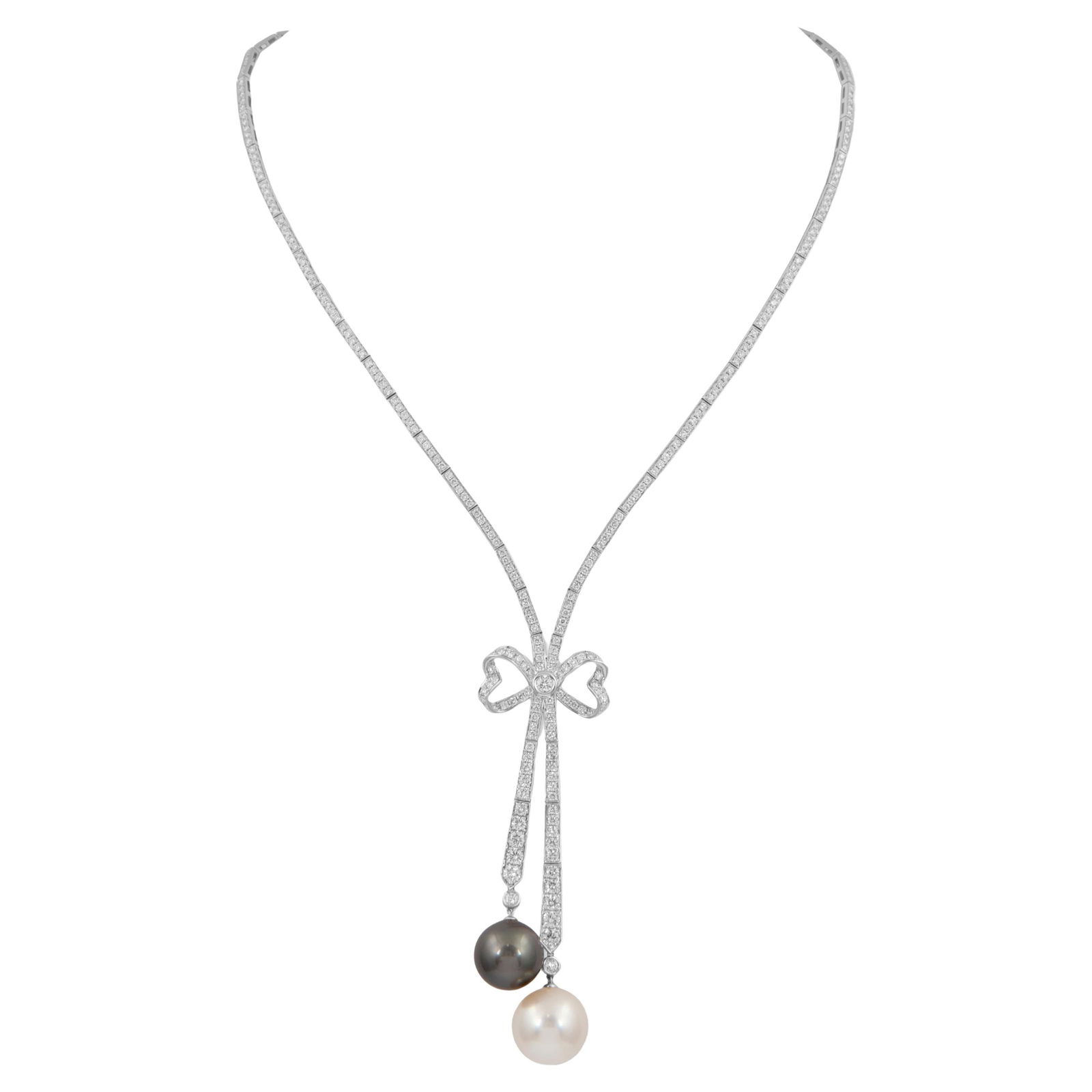 7.29ct Diamond Pearl Necklace 18k White Gold: 7.29ct Diamond Pearl Necklace 18k White Gold This stunning drop necklace features a captivating combination of 7.29 carats of round-cut diamonds, complemented by a black Tahitian pearl and a white