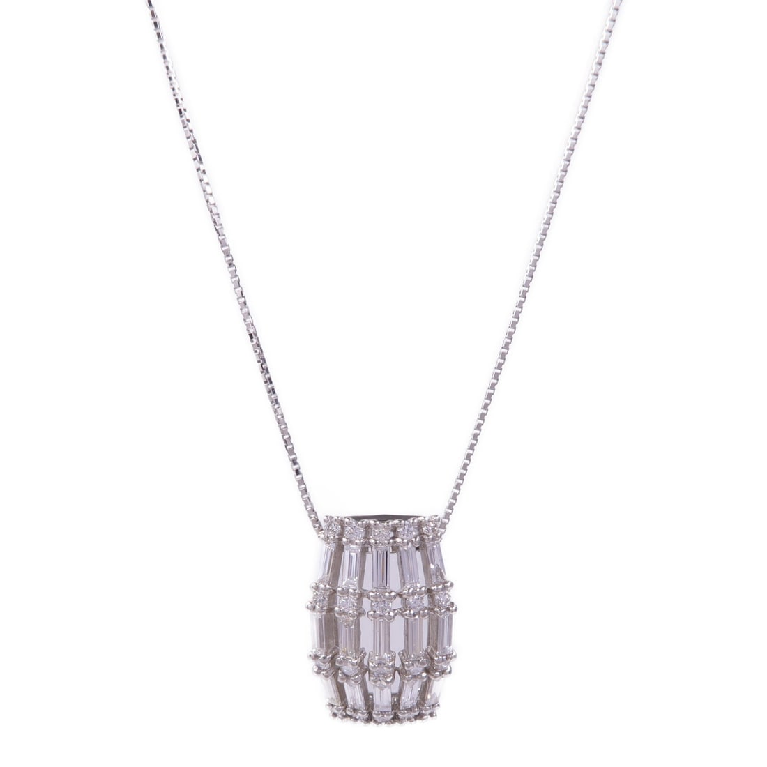 JEWELRY Diamond Necklace in Pt900 Platinum: JEWELRY Diamond Necklace in Pt900 Platinum This exquisite diamond necklace is crafted from high-quality Pt900 platinum, ensuring both durability and elegance. The necklace showcases a stunning clear