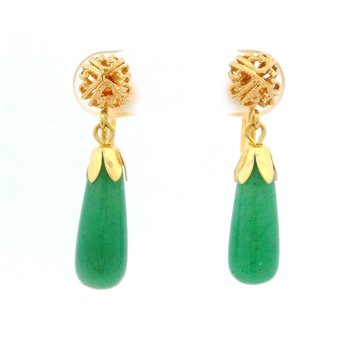 Vintage 14k Yellow Gold Green Jade Dangle Earrings: Vintage 14k Yellow Gold Green Jade Dangle Earrings These exquisite vintage dangle/drop earrings are crafted from 14k yellow gold, showcasing natural genuine jade in a stunning seafoam green color. The