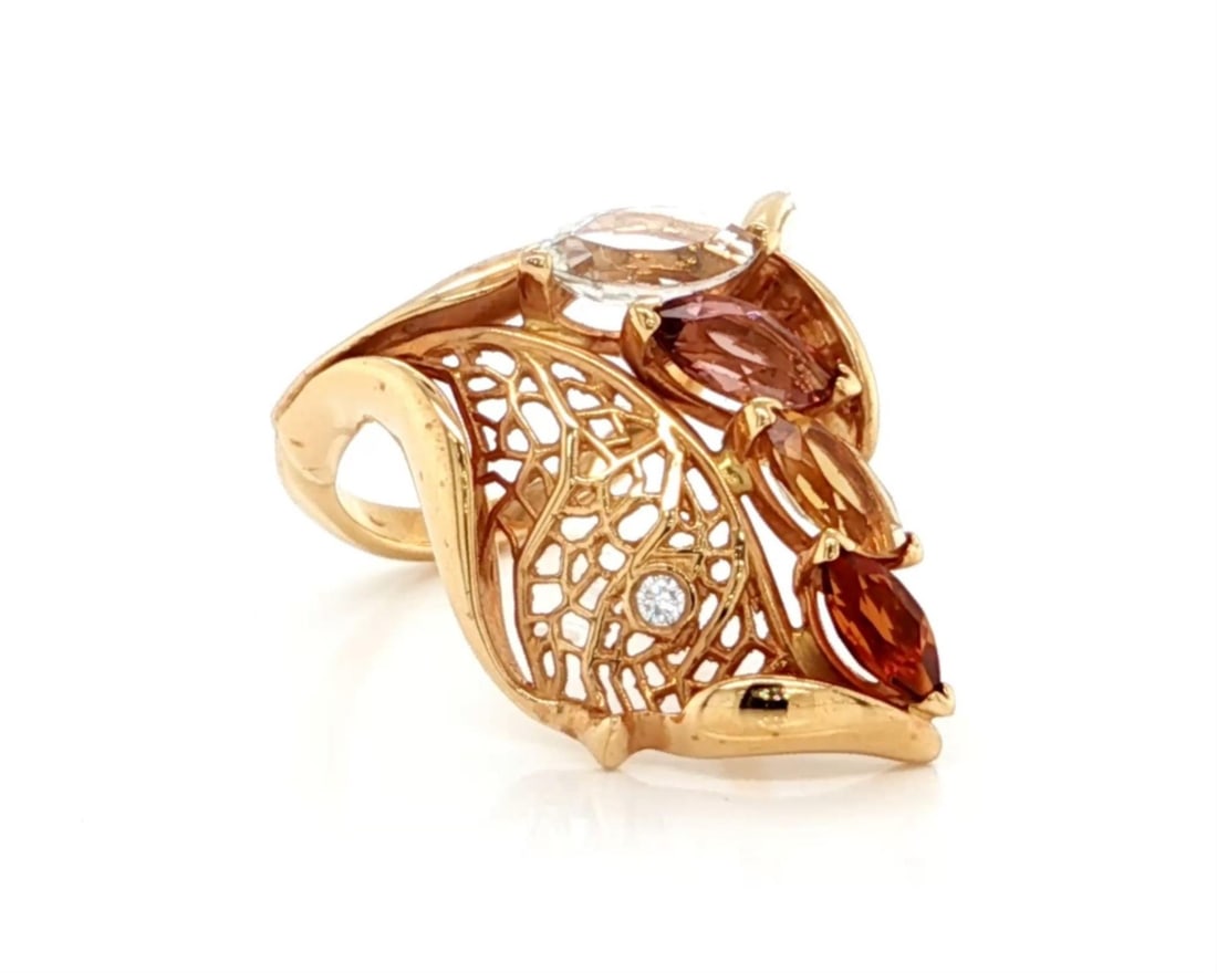18k Rose Gold Ring With Clear Quartz Citrine Diamond Carrera y Carrera Size 6.5: 18k Rose Gold Ring With Clear Quartz Citrine Diamond Carrera y Carrera Size 6.5 This Carrera y Carrera ring is expertly crafted from 18k rose gold and features a luminous clear quartz accented with ci