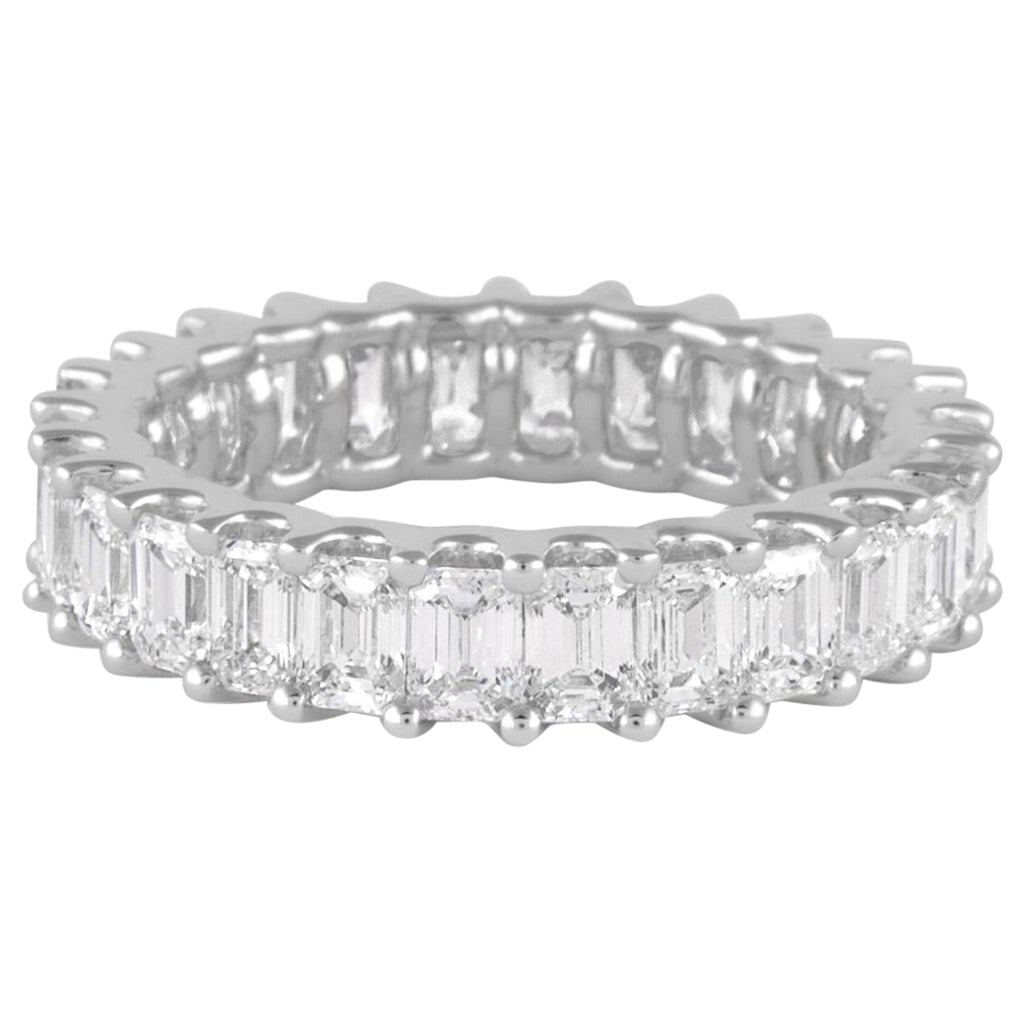 3.95ct D-F Emerald Cut Diamond Eternity Band 18k White Gold: 3.95ct D-F Emerald Cut Diamond Eternity Band 18k White Gold Experience the elegance of this stunning emerald cut diamond eternity band featuring 26 emerald cut diamonds totaling 3.95 carats, with D-F