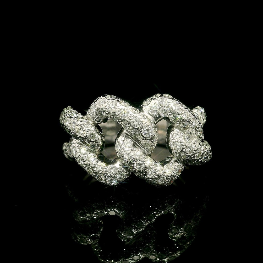 18k White Gold 2.40ctw Pave Diamond Curb Link Band Ring: 18k White Gold 2.40ctw Pave Diamond Curb Link Band Ring This exquisite band ring is crafted from solid 18k white gold and features a stunning array of natural, round brilliant cut diamonds set in a pa