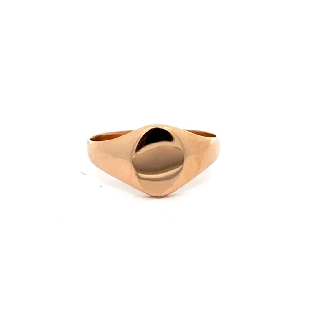 Vintage 19.2K Rosy Yellow Gold Engravable Signet Ring for Men: Vintage 19.2K Rosy Yellow Gold Engravable Signet Ring for Men This exquisite Men's Vintage Signet Ring features a beautifully polished oval center crafted from solid 19.2K slightly rosy yellow gold. D