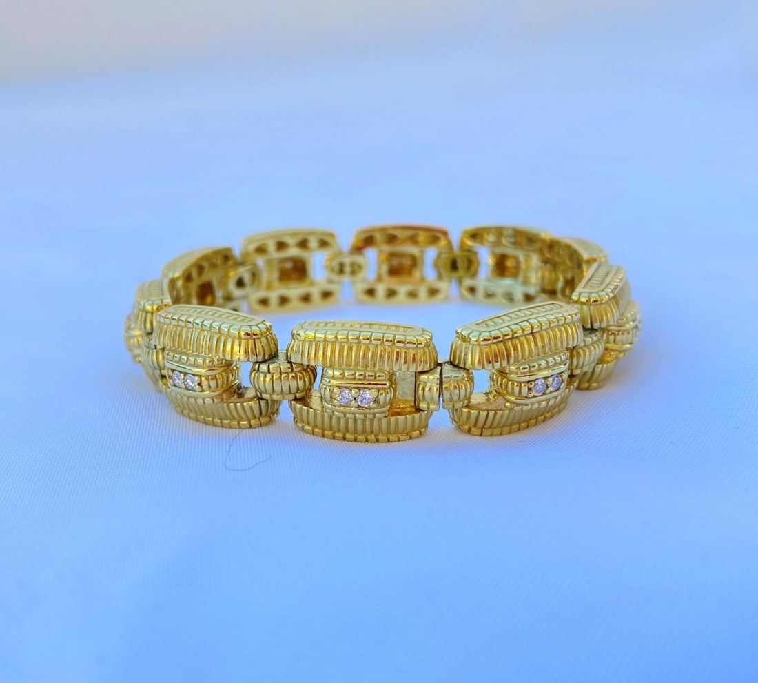 Judith Ripka 18K Yellow Gold Cuff Bracelet with 20 Diamonds and Box: Judith Ripka 18K Yellow Gold Cuff Bracelet with 20 Diamonds and Box This exquisite Judith Ripka bracelet showcases a stunning design crafted from 18K yellow gold. The cuff style bracelet features a to