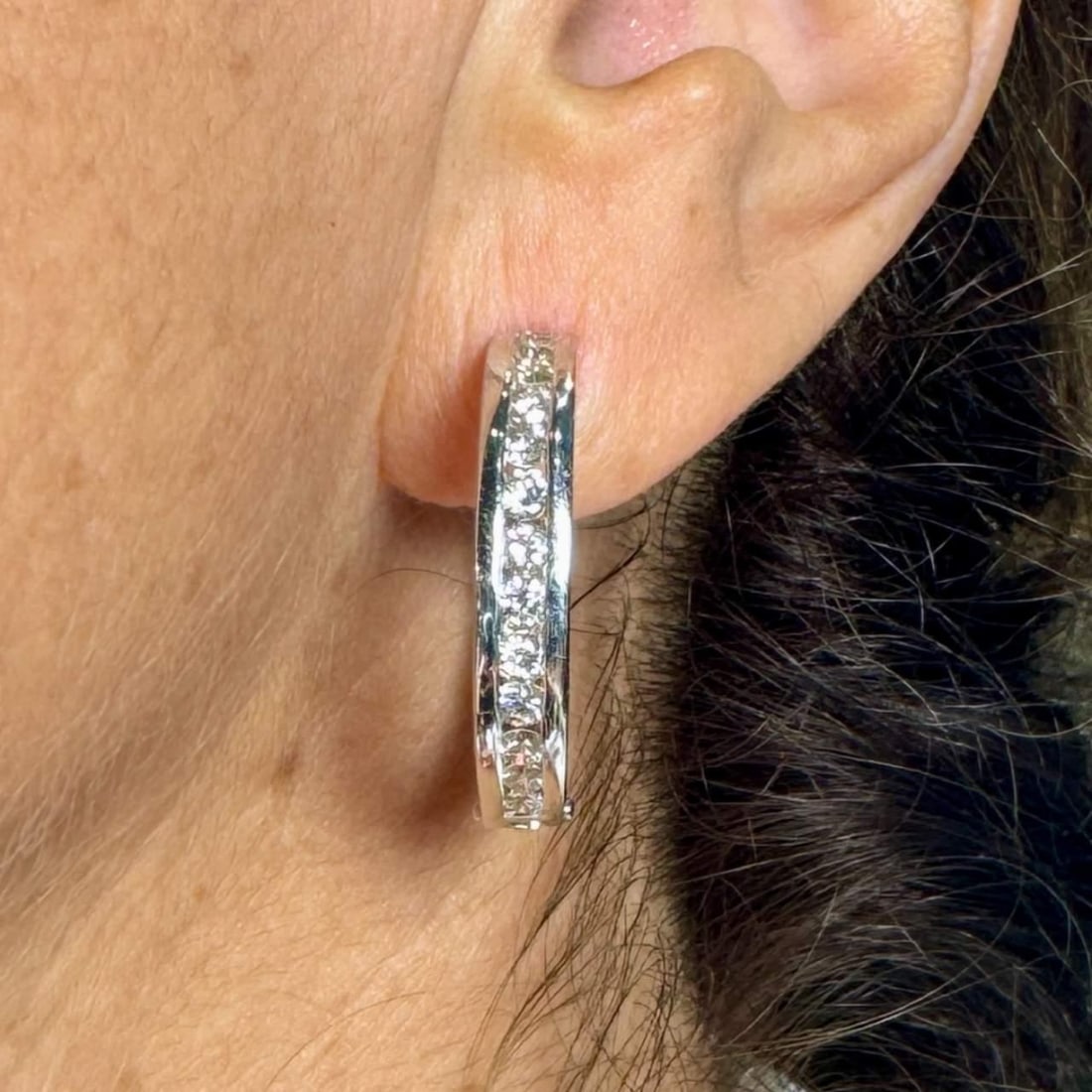 18K White Gold Diamond Hoop Earrings 2.05 Ct 26 Diamonds I-J VVS-VS: 18K White Gold Diamond Hoop Earrings 2.05 Ct 26 Diamonds I-J VVS-VS Elevate your elegance with these stunning 18K White Gold Hoop Earrings, featuring 26 sparkling diamonds that total approximately 2.0