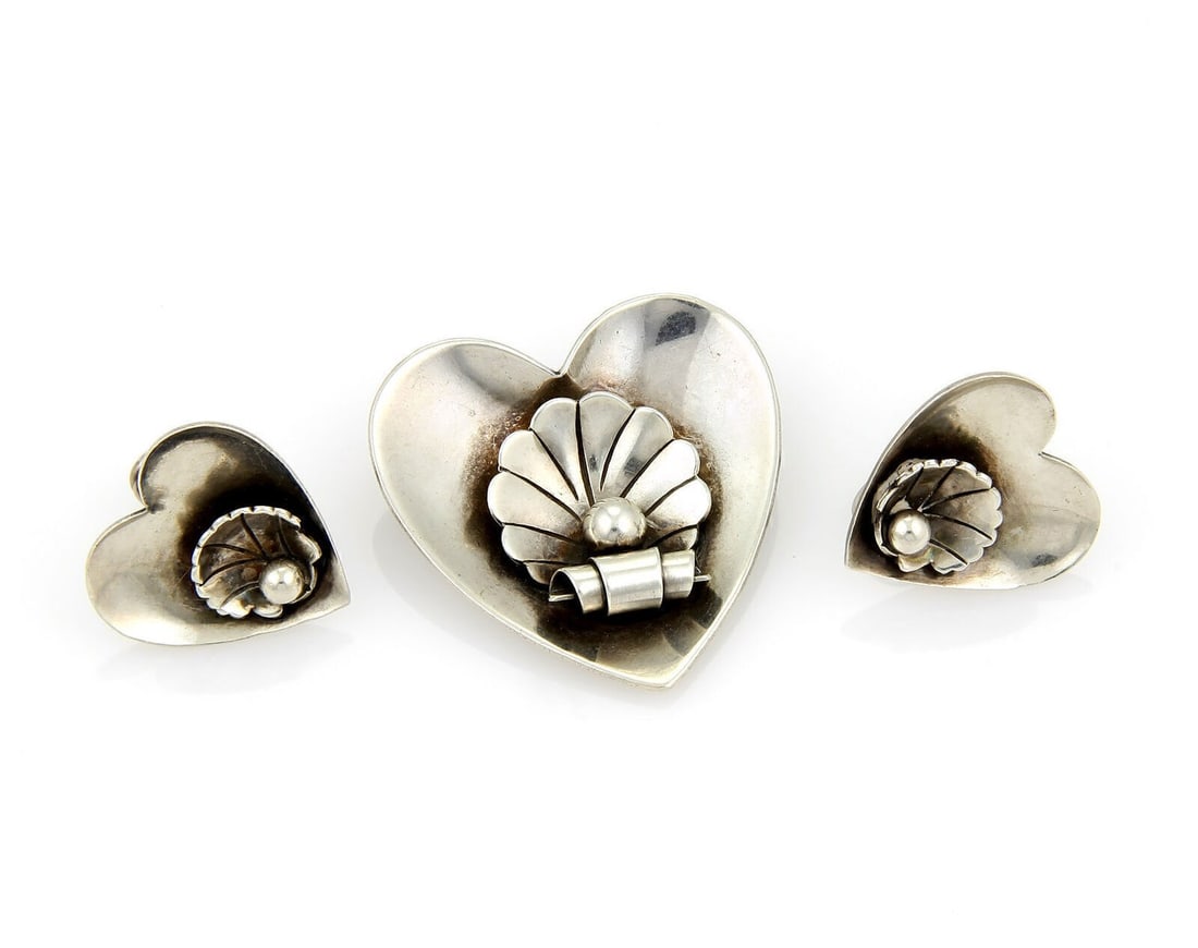Vintage Shell and Heart Earrings and Brooch Set in Sterling Silver: Vintage Shell and Heart Earrings and Brooch Set in Sterling Silver This vintage Georg Jensen set includes a pair of sterling silver earrings and a brooch, each designed with shell and heart motifs. Th