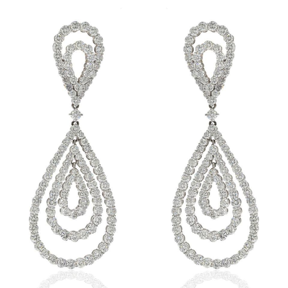 Stunning 18K White Gold 21 Carat Diamond Chandelier Earrings: Stunning 18K White Gold 21 Carat Diamond Chandelier Earrings Elevate your elegance with these stunning 18K White Gold Diamond Chandelier Earrings. Crafted from high-quality 18K white gold, these earri