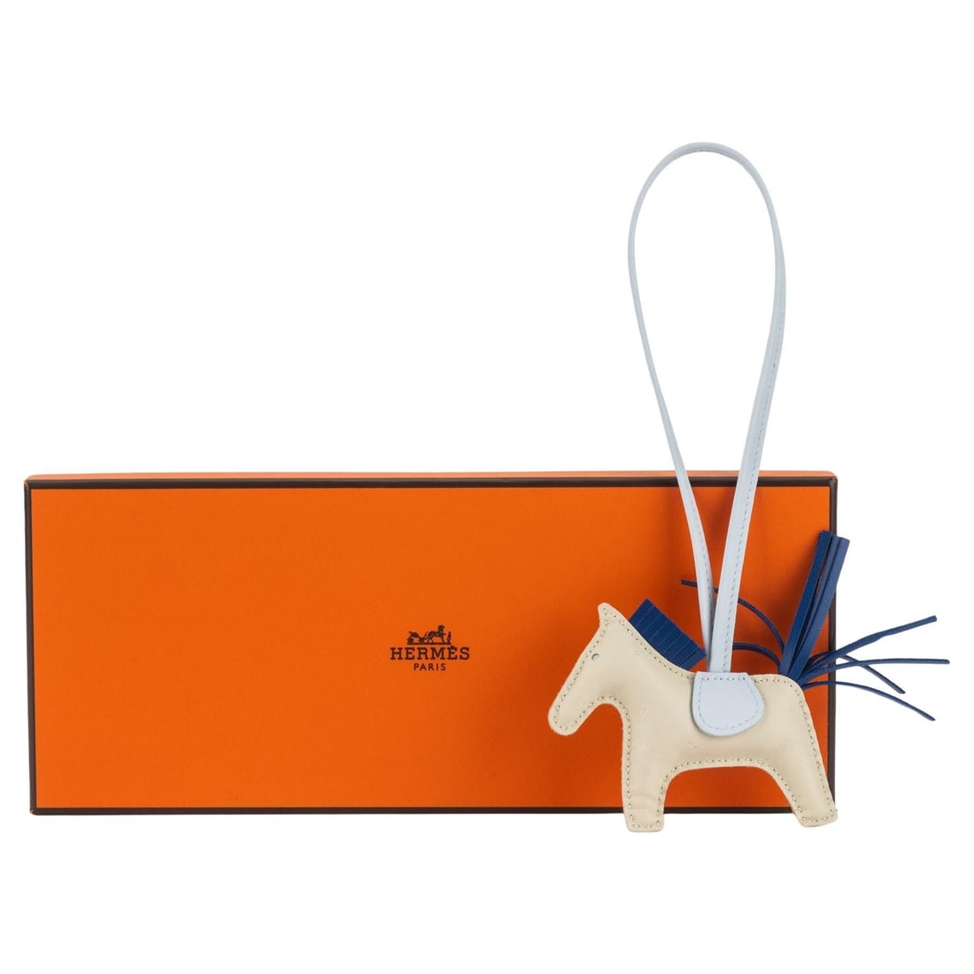 Hermes Milo Lambskin Grigri Rodeo Pegase Horse Bag Charm Creme: Hermes Milo Lambskin Grigri Rodeo Pegase Horse Bag Charm Creme Elevate your accessory collection with the Hermes Milo Lambskin Grigri Rodeo Pegase Horse Bag Charm PM in a charming Creme hue. This