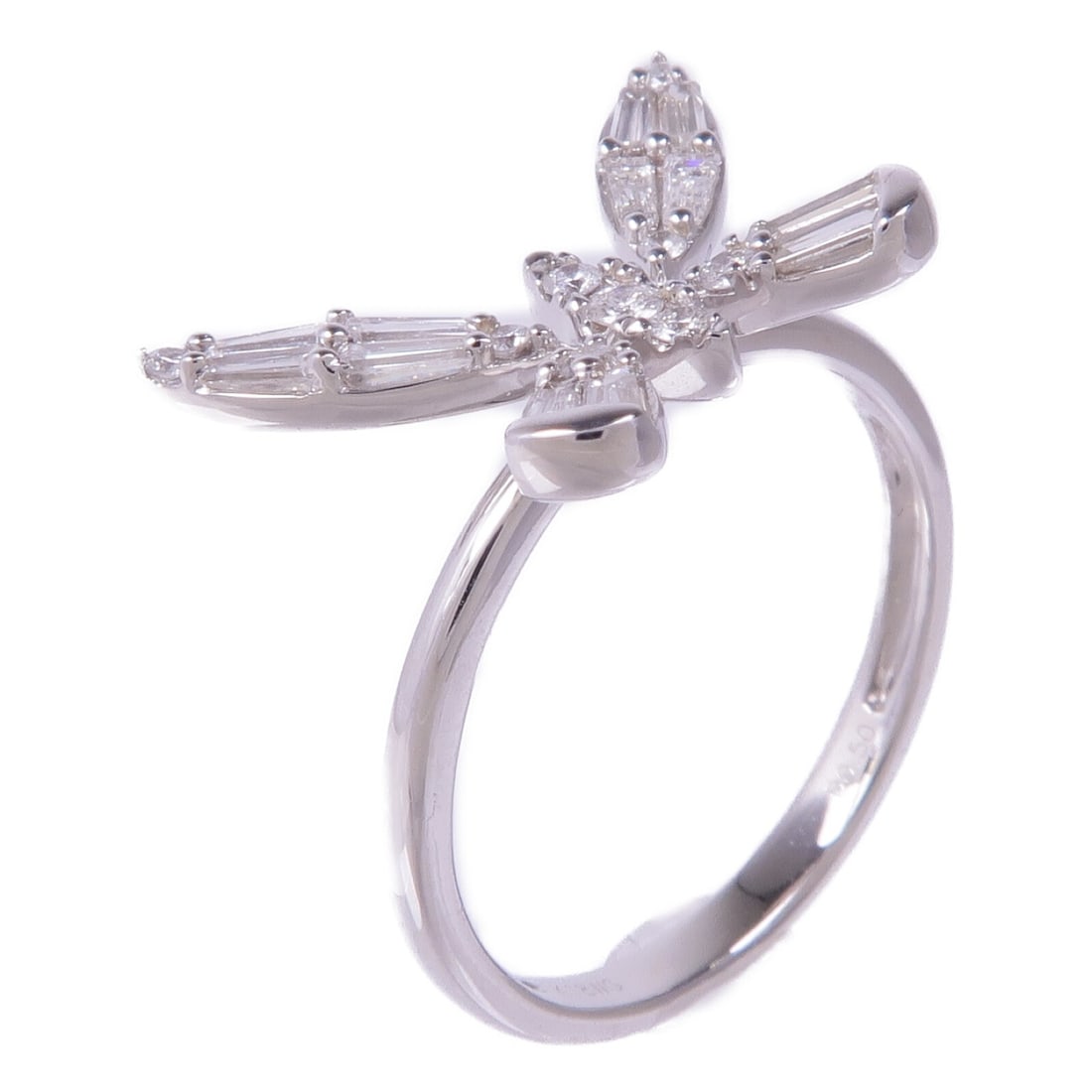 JEWELRY 18K White Gold Diamond Ring Size 6.25: JEWELRY 18K White Gold Diamond Ring Size 6.25 This exquisite diamond ring is crafted from 18K white gold, providing a stunning backdrop for its clear diamond centerpiece. Designed in a classic ring st