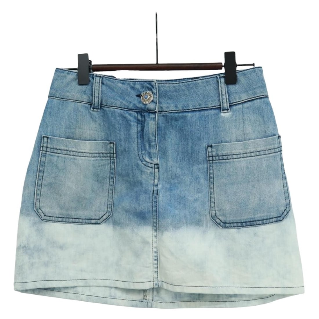 CHANEL Blue Canvas Denim Skirt Italy Made Authentic: CHANEL Blue Canvas Denim Skirt Italy Made Authentic This CHANEL skirt is crafted from blue canvas material and made in Italy. The skirt features a shaft height of approximately 35 cm (13.8 inches) and