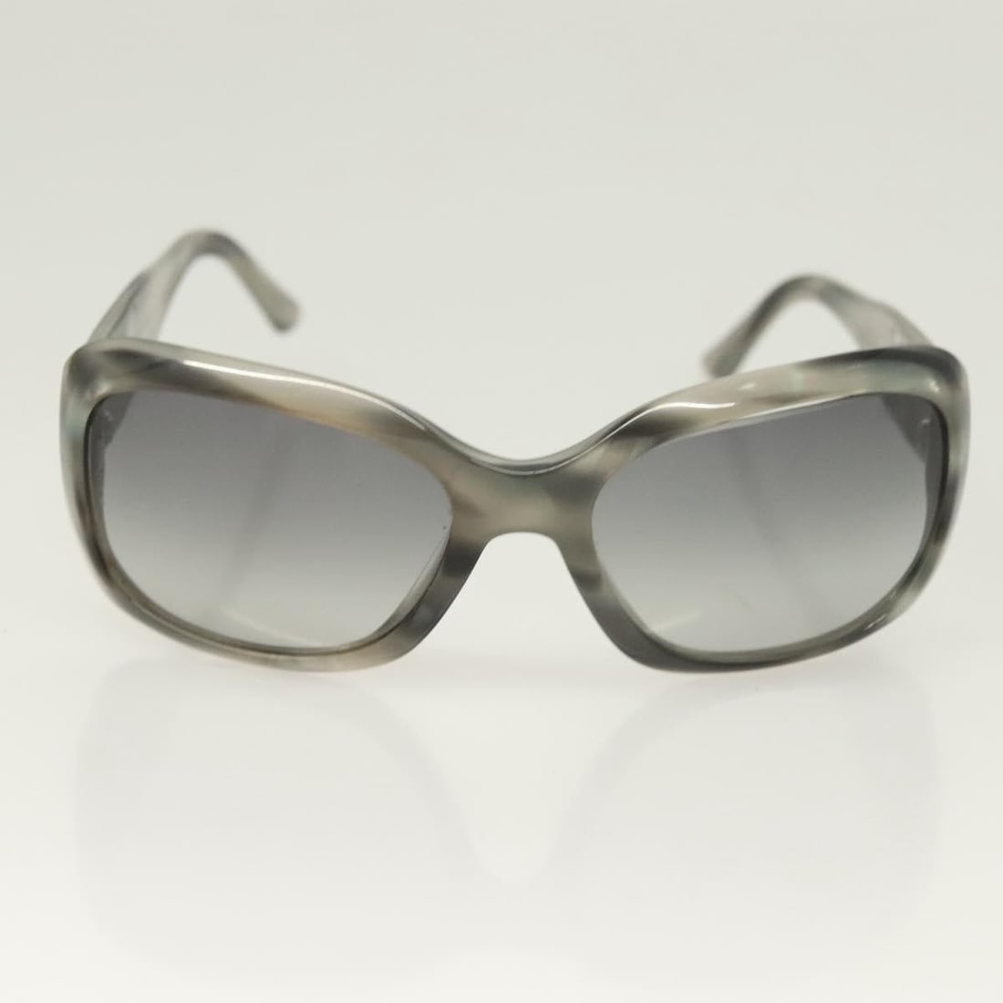 Chanel Plastic Gray Womens Sunglasses with Logo 12.5cm Width: Chanel Plastic Gray Womens Sunglasses with Logo 12.5cm Width Chanel women's sunglasses featuring a gray plastic frame with the Chanel logo. Designed in Italy, these sunglasses measure 12.5 cm in