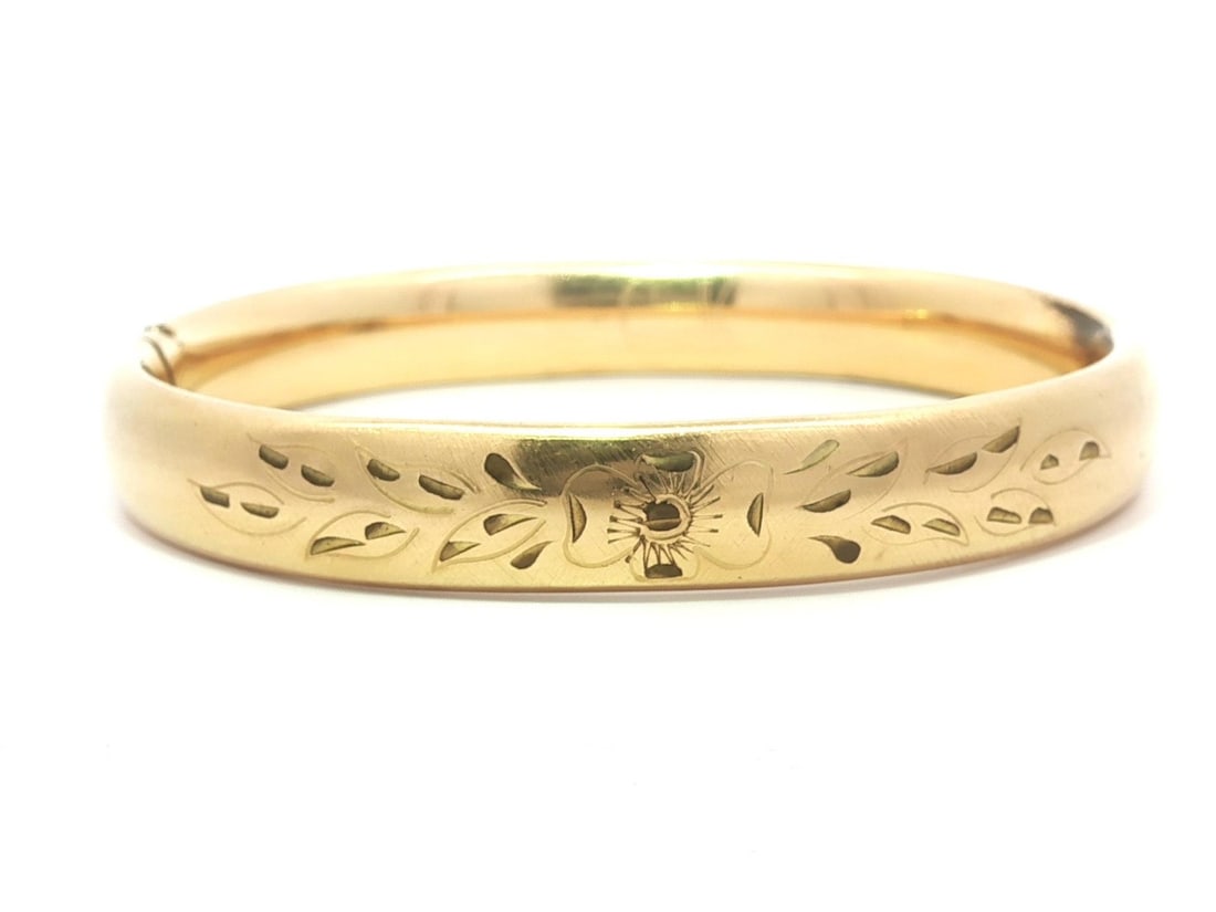 Floral Engraved Gold Filled Hinged Bangle Bracelet Vintage 7 Inch: Floral Engraved Gold Filled Hinged Bangle Bracelet Vintage 7 Inch This vintage hinged bangle bracelet features intricate floral engraving work on solid gold filled metal. Designed to comfortably fit u