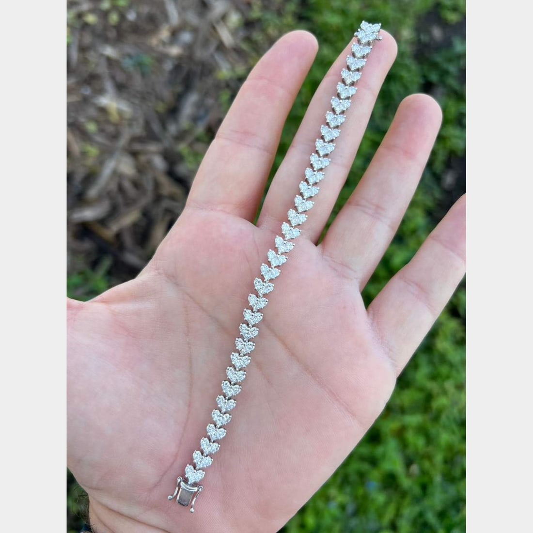 18K White Gold 10.50 Ct Diamond Bracelet 99 Diamonds F-G VVS-VS: 18K White Gold 10.50 Ct Diamond Bracelet 99 Diamonds F-G VVS-VS This stunning bracelet is crafted from 18K white gold and features a remarkable total of 99 diamonds with an approximate weight of 10.50