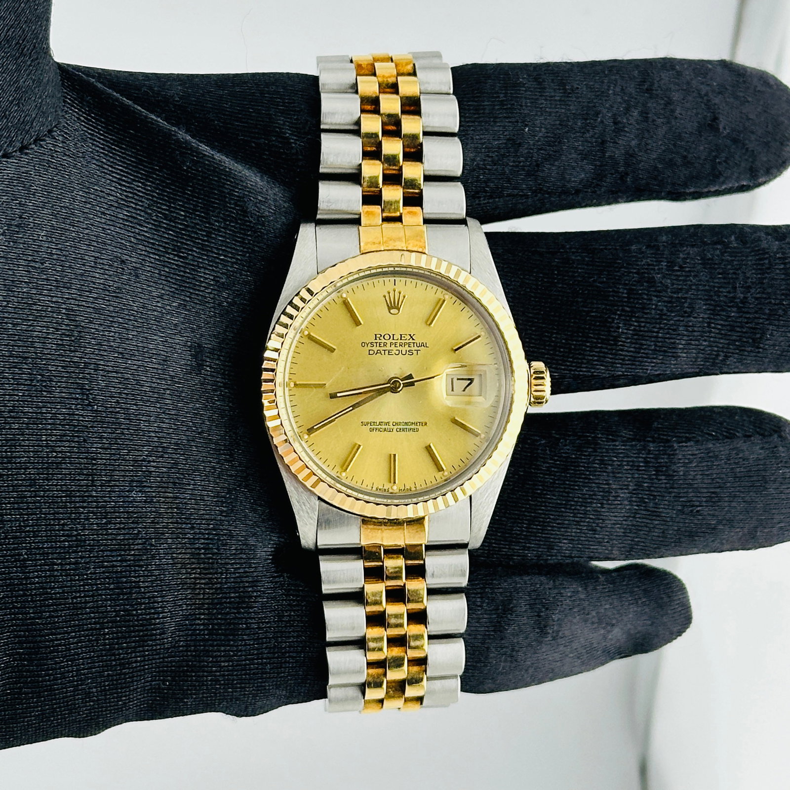 Datejust 16013 Champagne Stick Dial D Link Jubilee Watch With Papers 1988: Datejust 16013 Champagne Stick Dial D Link Jubilee Watch With Papers 1988 This is a men's Rolex Datejust watch, reference number 16013, featuring a champagne stick dial and a fluted bezel. The watch i