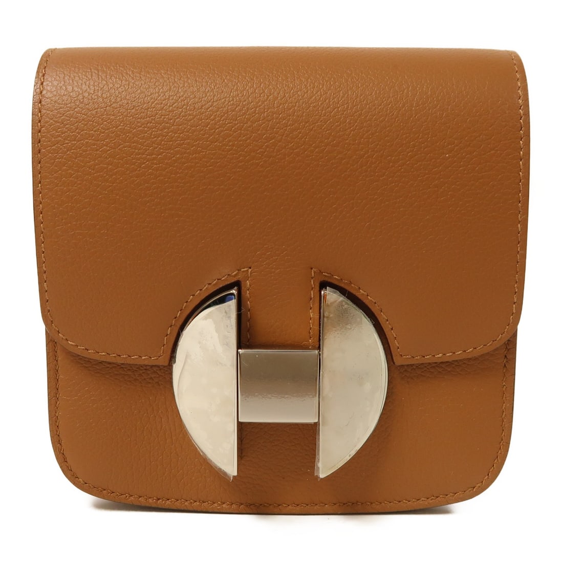 HERMES 2002 Bi-fold Wallet Belt Bag Evercolor Leather Brown: HERMES 2002 Bi-fold Wallet Belt Bag Evercolor Leather Brown Introducing the exquisite HERMES Bi-fold Wallet Belt Bag, crafted from premium calfskin leather. This stylish accessory in a rich brown hue