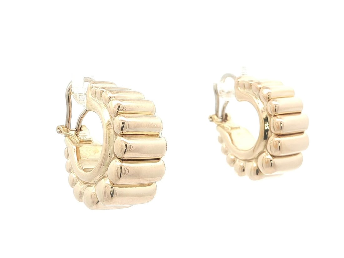 Pair of Italian 14k Yellow Gold Grooved Scalloped Hoop Dangle Earrings: Pair of Italian 14k Yellow Gold Grooved Scalloped Hoop Dangle Earrings These Italian-made dangle/drop earrings feature a puffed, wide, scalloped hoop design with grooved detailing. Crafted from solid