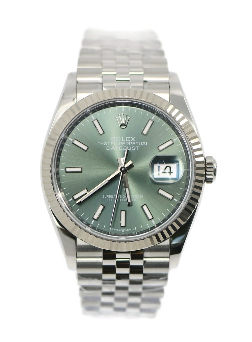 36mm Green Dial Rolex Datejust 126234 With Box and Papers: 36mm Green Dial Rolex Datejust 126234 With Box and Papers This Rolex Datejust 36 is a pre-owned wristwatch featuring a green dial and stainless steel case and band. The watch is powered by a mechanica