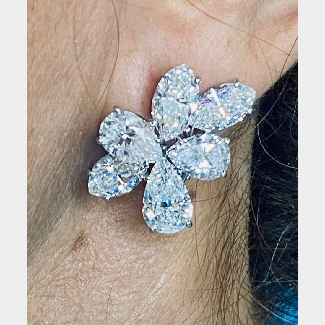 Stunning Platinum Diamond Earrings 15.01 Ct E-G VVS-VS: Stunning Platinum Diamond Earrings 15.01 Ct E-G VVS-VS These exquisite Platinum Diamond Earrings feature a stunning total weight of 15.01 carats. Crafted from high-quality platinum, the earrings weigh
