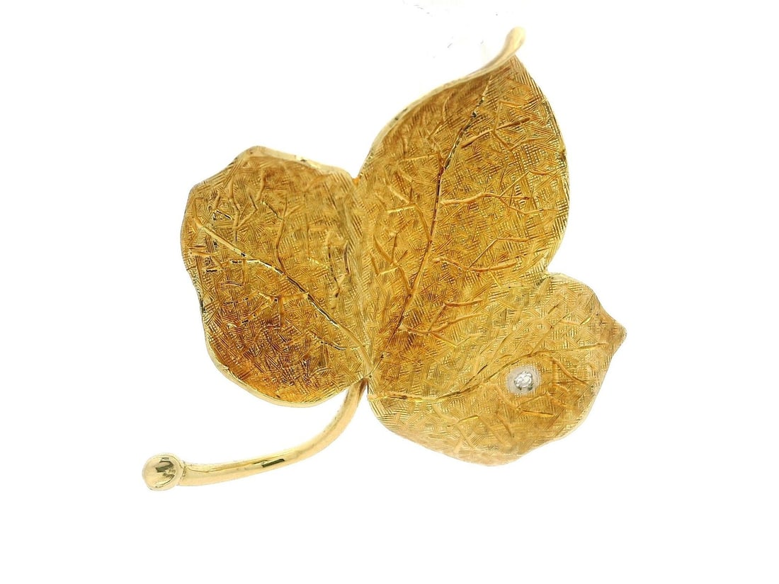 Vintage 18k Yellow Gold Diamond Leaf Pin Brooch 0.20ctw: Vintage 18k Yellow Gold Diamond Leaf Pin Brooch 0.20ctw This exquisite vintage brooch features a highly detailed leaf design crafted from solid 18k yellow gold. The piece showcases a natural genuine
