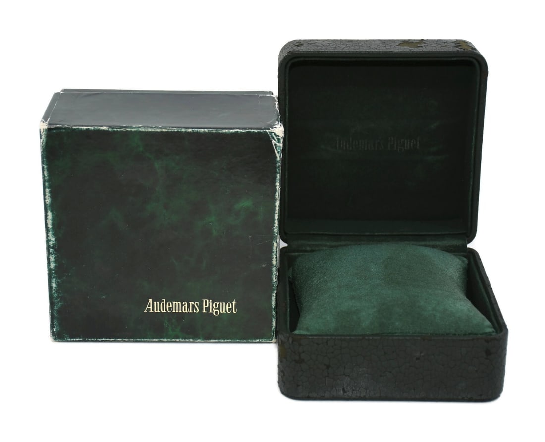 Audemars Piguet Single Watch Presentation Box 5x5x3 Authentic: Audemars Piguet Single Watch Presentation Box 5x5x3 Authentic This Audemars Piguet Vintage Watch Box is a classic presentation box designed for single watch storage. Measuring 5 x 5 x 3 inches, this b