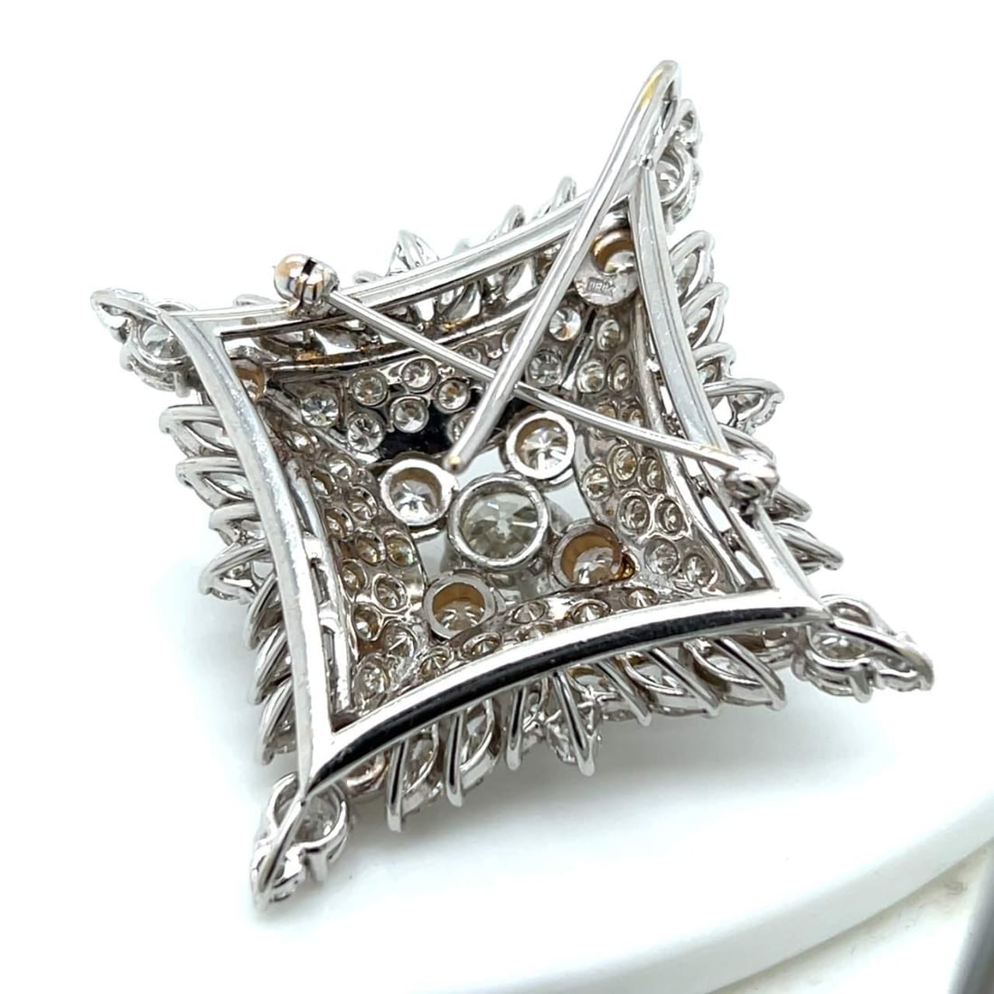 18K White Gold Diamond Pendant Brooch 10.70 Ct Unique Elegance: 18K White Gold Diamond Pendant Brooch 10.70 Ct Unique Elegance This stunning pendant/brooch is crafted from 18K white gold and features a total diamond weight of 10.70 carats. The centerpiece is an ap