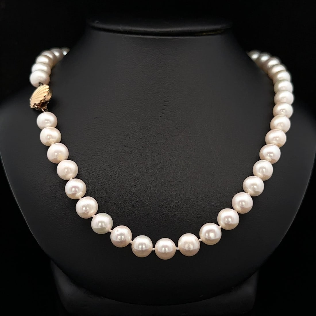 Classic 18 Inch Single Strand Pearl Necklace 7-7.75mm 14k Yellow Gold Seashell Clasp: Classic 18 Inch Single Strand Pearl Necklace 7-7.75mm 14k Yellow Gold Seashell Clasp Elevate your style with this elegant Classic Single Strand Pearl Necklace featuring 56 genuine cultured pearls, met