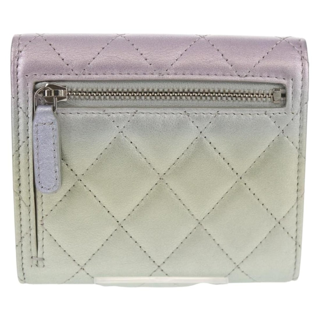 CHANEL Purple Matelasse Compact Wallet Lamb Skin Auth Italy: CHANEL Purple Matelasse Compact Wallet Lamb Skin Auth Italy This elegant CHANEL Matelasse Gradient Compact Wallet is crafted from luxurious lamb skin in a stunning purple hue. Designed for both style