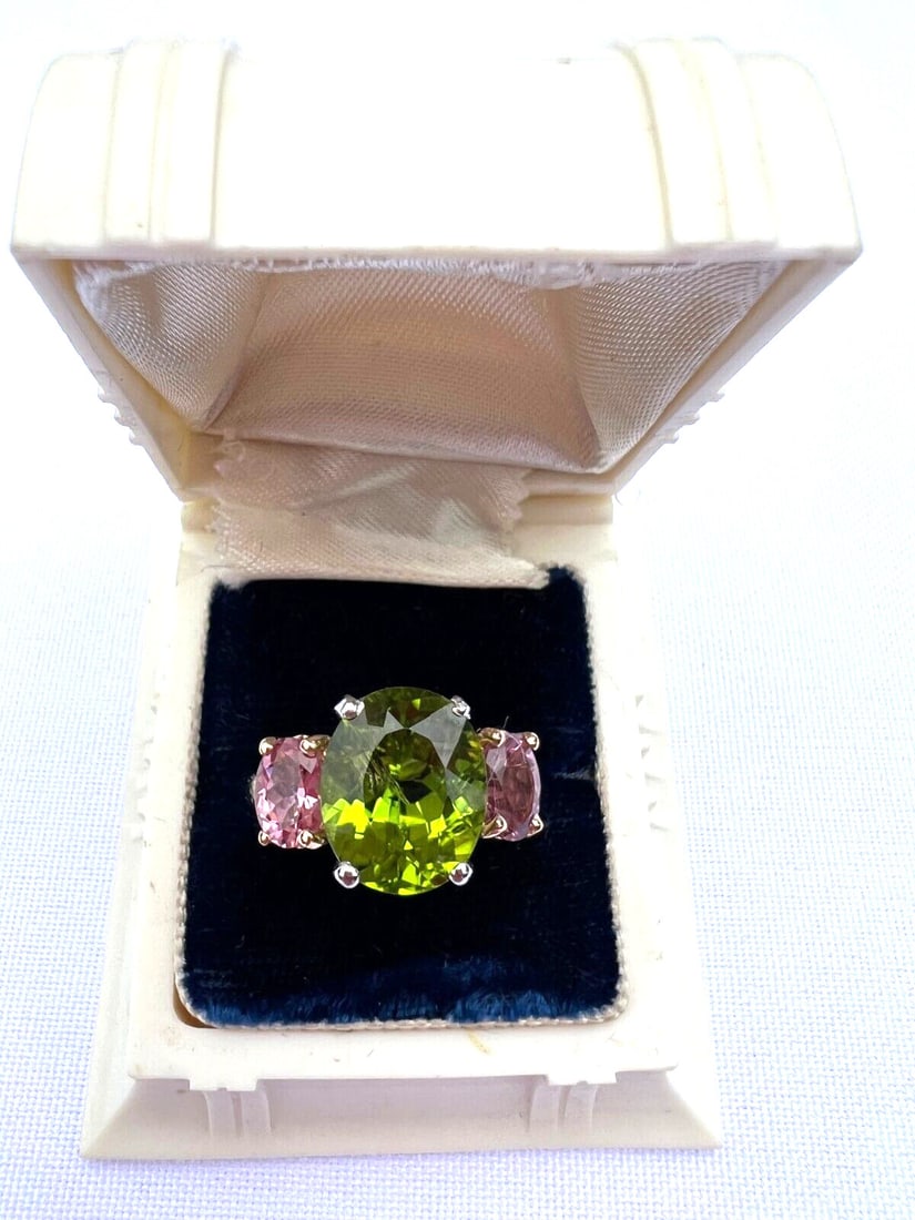 Oscar Heyman Platinum 18K Yellow Gold Peridot Pink Sapphire Ring 6.5: Oscar Heyman Platinum 18K Yellow Gold Peridot Pink Sapphire Ring 6.5 This exquisite Oscar Heyman ring showcases a stunning combination of platinum and 18K yellow gold. Designed in a size 6.5, the ring