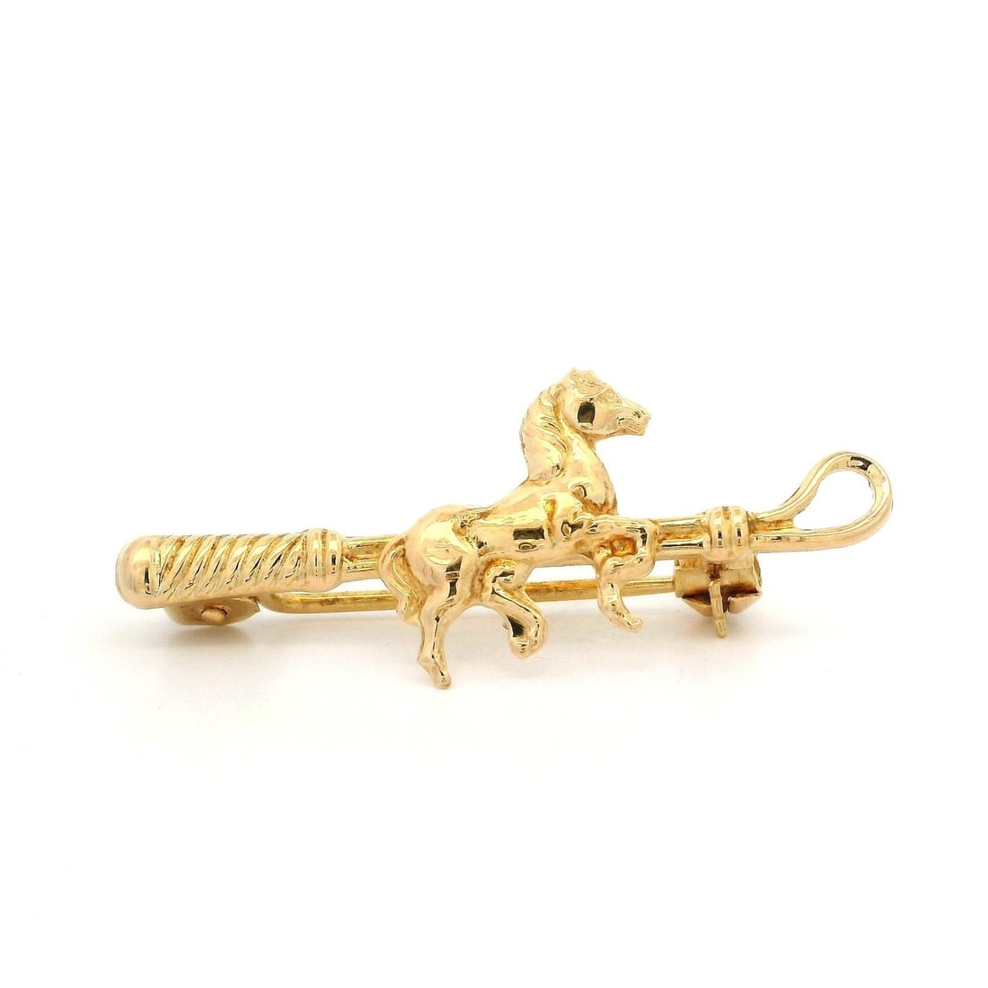 Italian 18k Yellow Gold Horse Crop Whip Brooch Pin: Italian 18k Yellow Gold Horse Crop Whip Brooch Pin This exquisite Italian 18k Yellow Gold Horse Crop Whip Riding Pin Brooch is an elegant accessory for equestrian enthusiasts and collectors alike. Cra