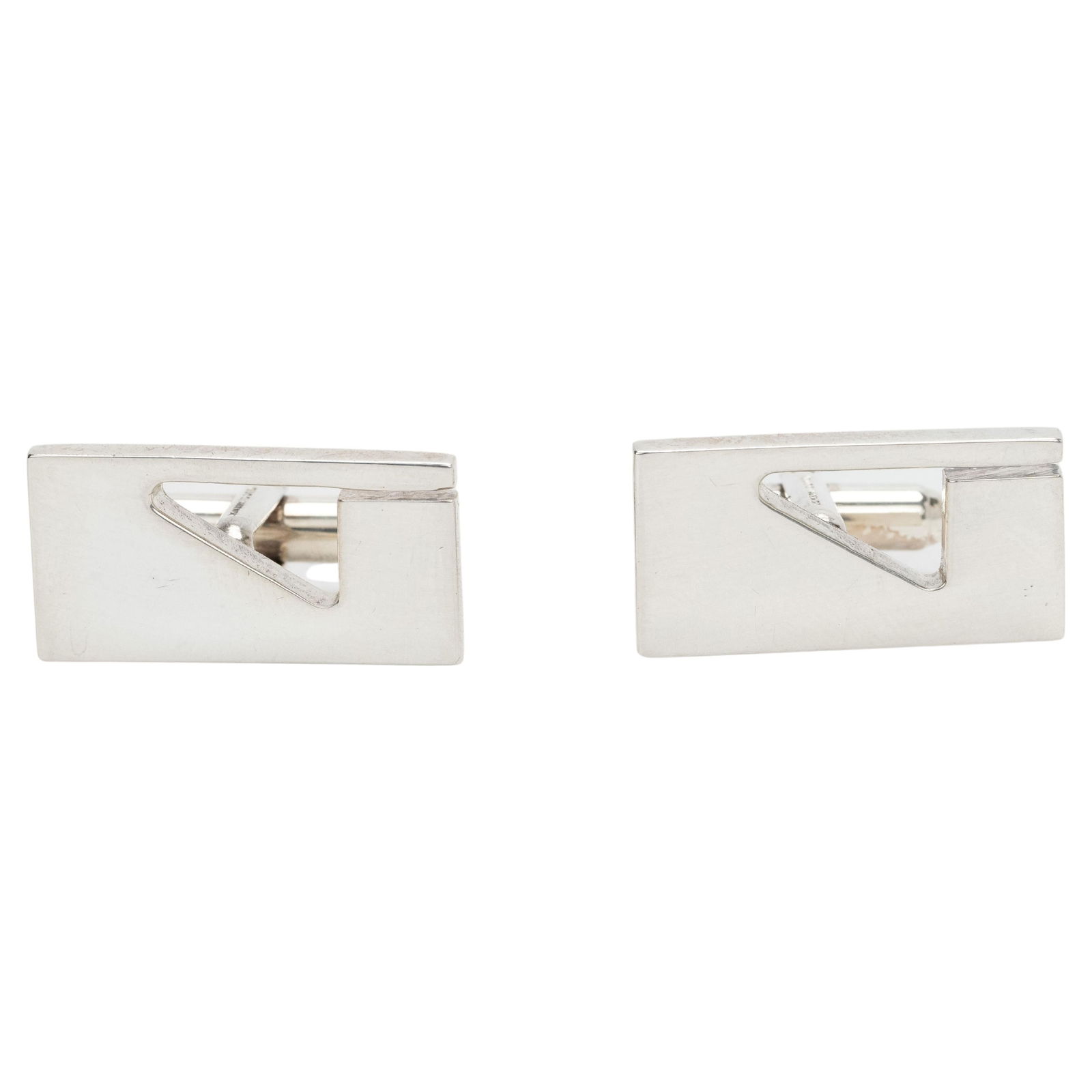 Gucci Sterling Silver Logo Cufflinks 1 x 0.5 in 2010: Gucci Sterling Silver Logo Cufflinks 1 x 0.5 in 2010 Enhance your accessory collection with these stunning Gucci rectangular logo cufflinks crafted from premium sterling silver. These cufflinks featur